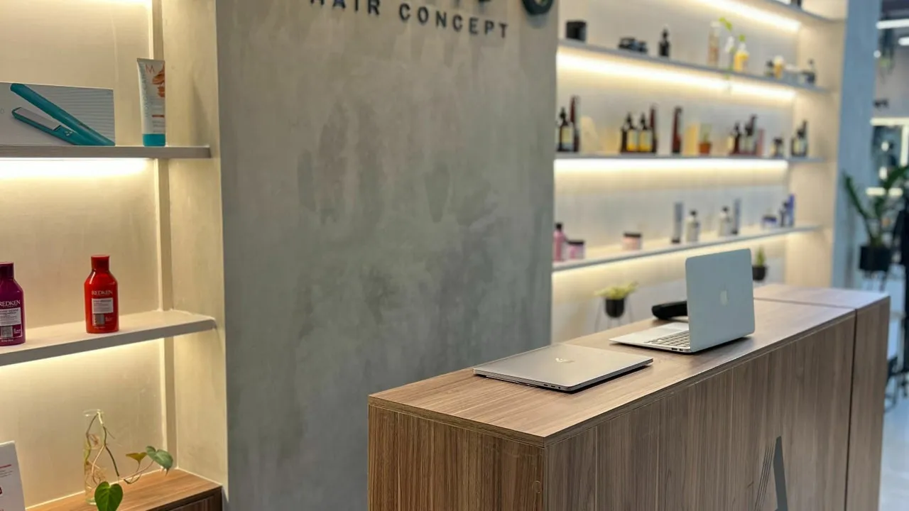 Mostrador de recepción frente a columna de microcemento