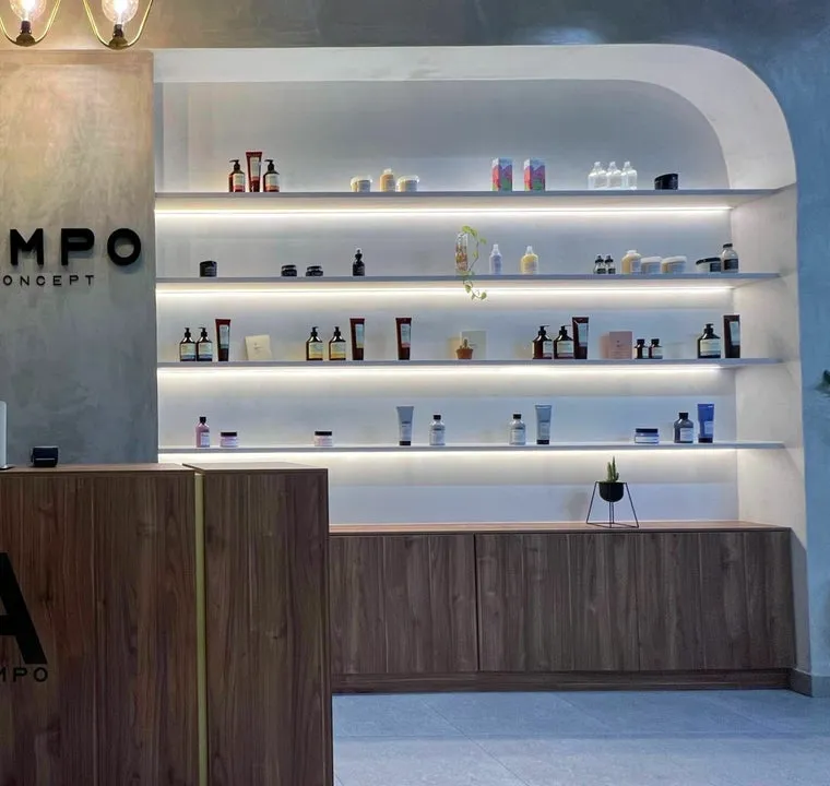 Repisas en arco iluminadas con productos