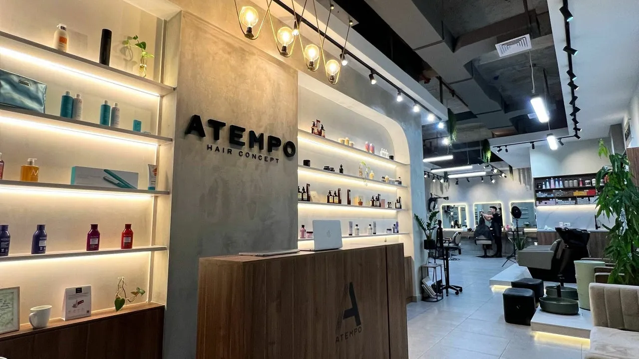 Vista amplia de la recepción y el salón con techo expuesto